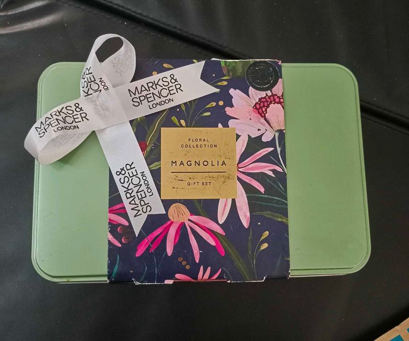 M&amp;S Magnolia Floral Gift Set