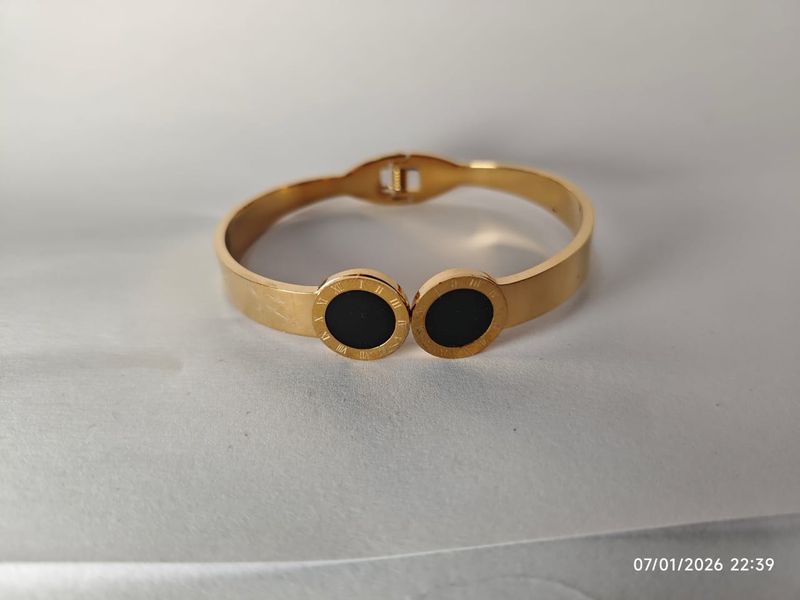 Elegant Gold Tone Bangle