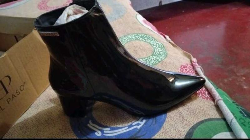 women black Chelsea boots