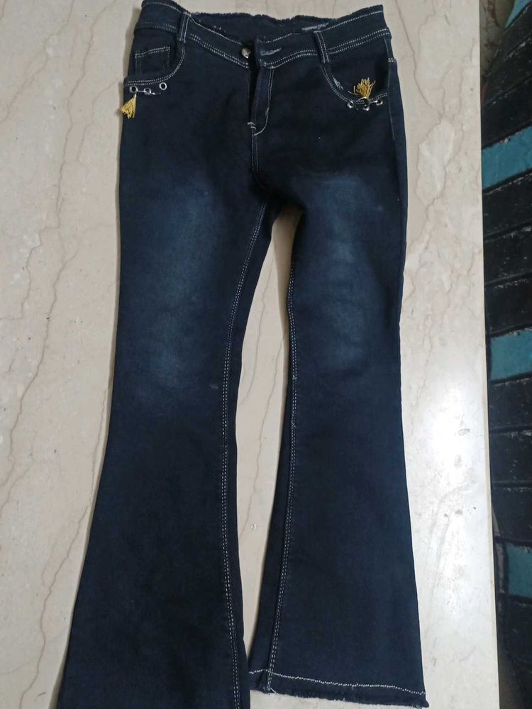 Sleek Black Bootcut Jeans – Size 30