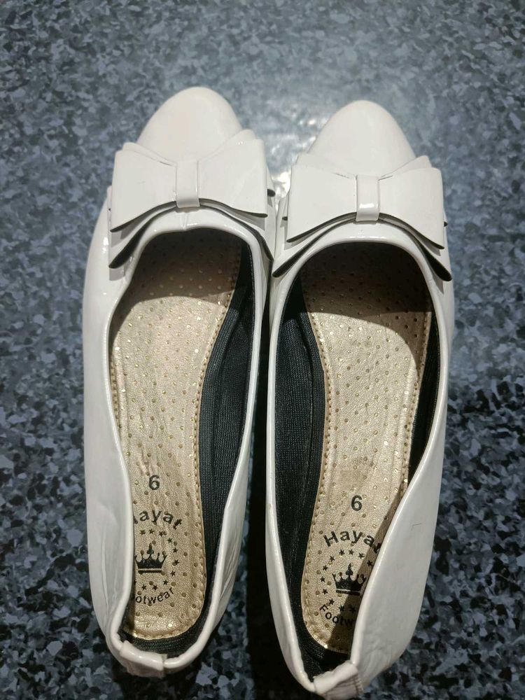 White Flats with Bow - Size 6
