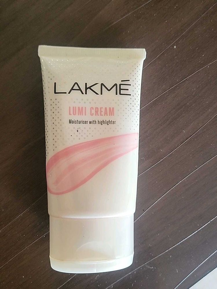 Lakme Lumi Cream Moisturizer With Highlighter