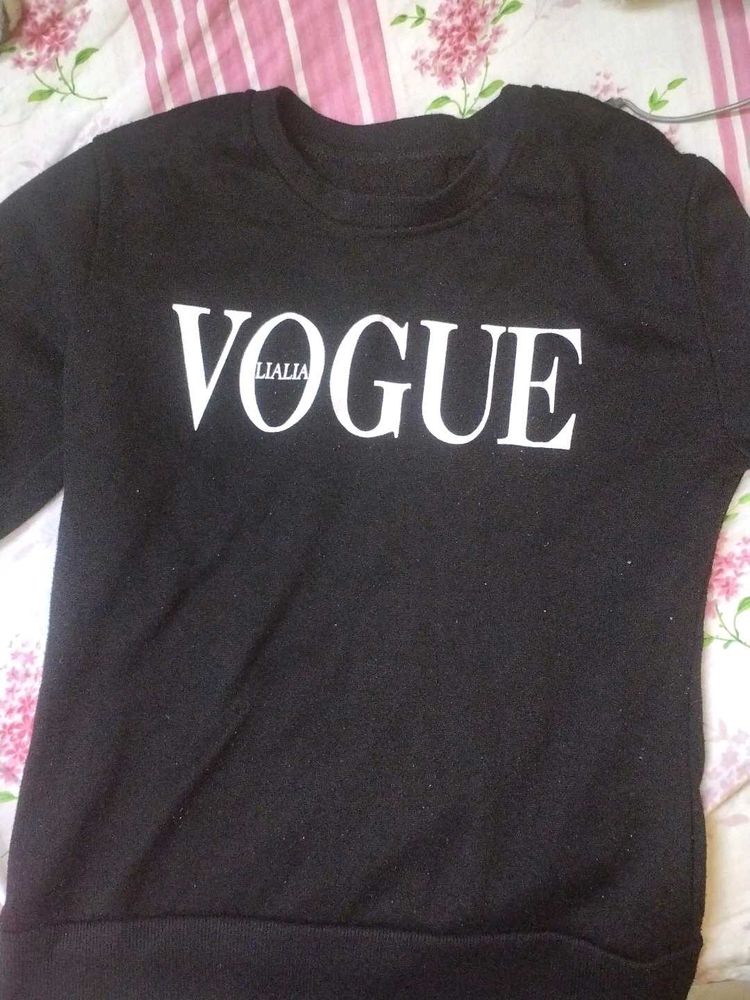 A VOGUE BLACK SWEATSHIRT