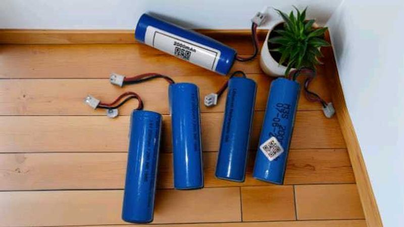 ithium-ion Rechargeable Battery 5 Pieces With BMS