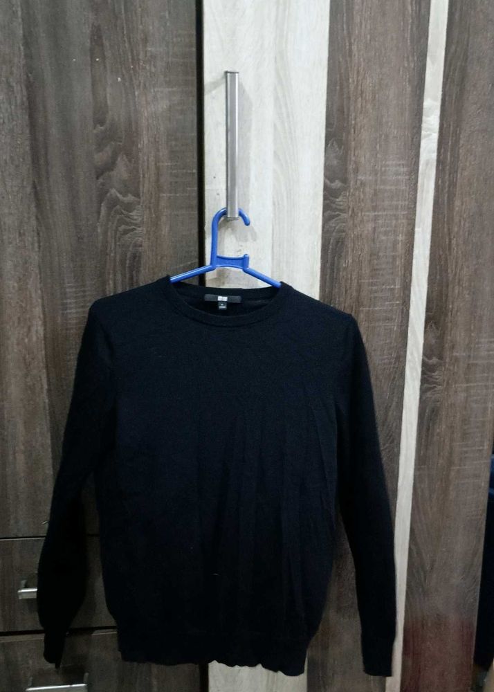 Uniqlo Navy Crewneck Sweater - Classic &amp; Comfortab