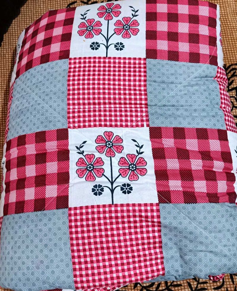 Beautiful Red Grey&#39; AC&#39; Comforter❤️🩶