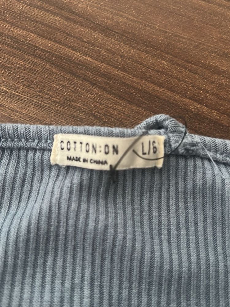A casual beach/ street/ pub wear