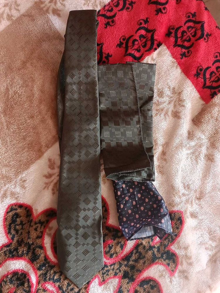 Stylish Tie &amp; Pocket Square Set