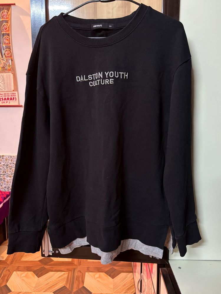 Black minimal sweatshirt