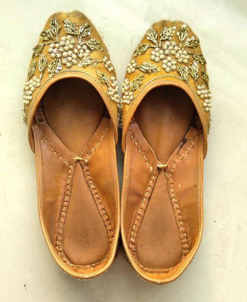 Golden Embroided Mojaries