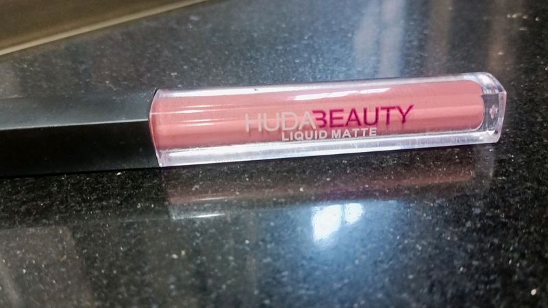 HUDA BEAUTY LIQUID LIPSTICK                               Shade - Gossip Gurl