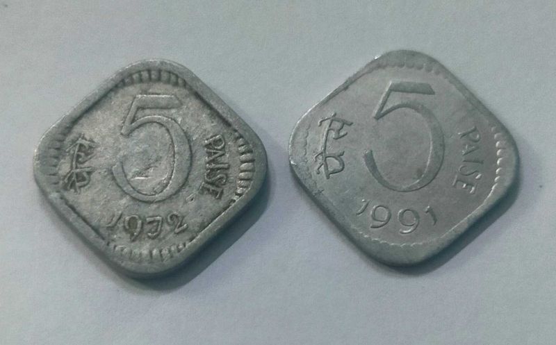 Two India 5 Paise Coins with  Devanagari and witho