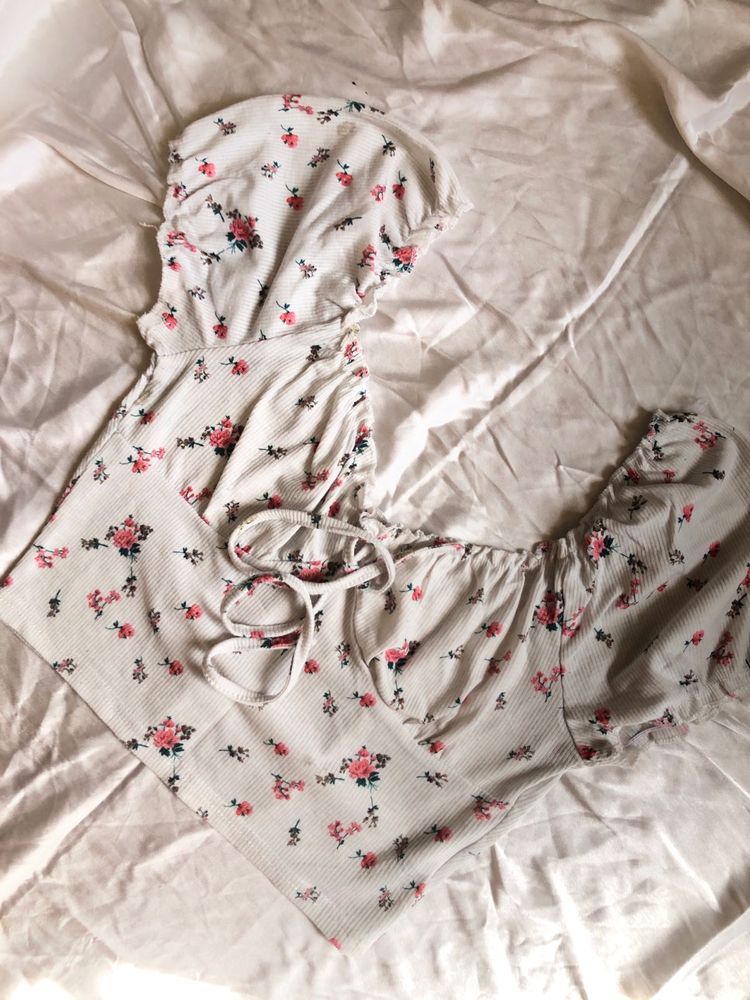 White Floral Crop Top 💖🎀