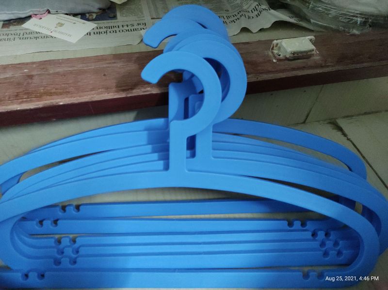 5 blue color hangers