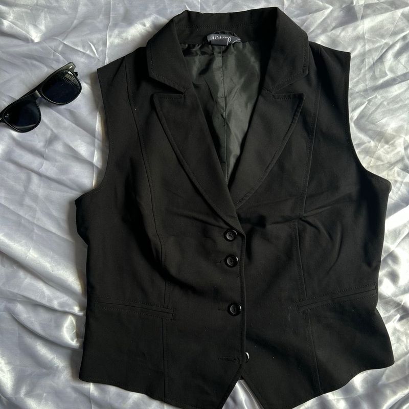 BLACK VEST TOP