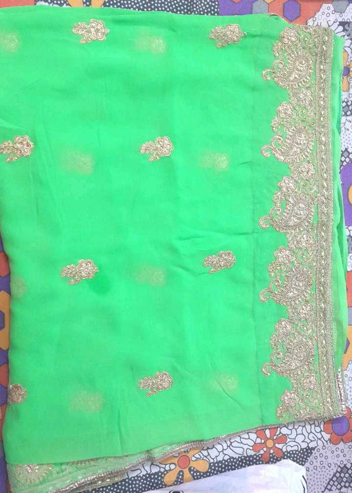 I am selling green saree