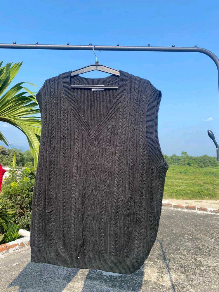 Minimal Black half sweater