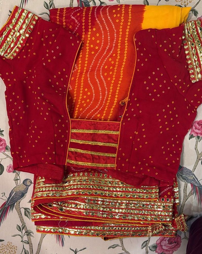 Georgette Bandhani Saree With Golden Lace Blouse
