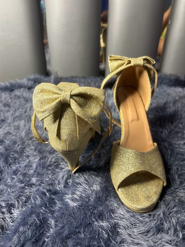Cute Bow Golden Heels 💛