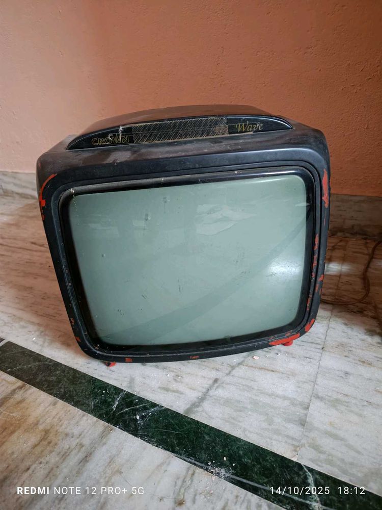 Old black and white picture tube tv