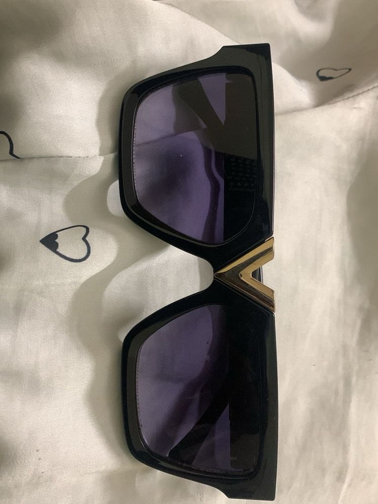 Chic Black Sunglasses