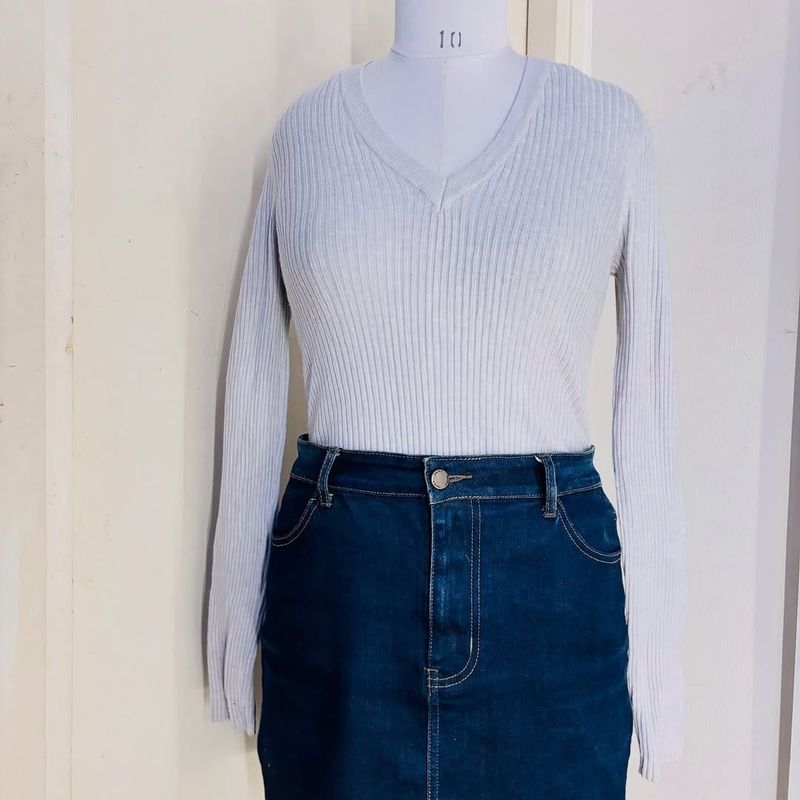 Gray V-Neck Ribbed Top