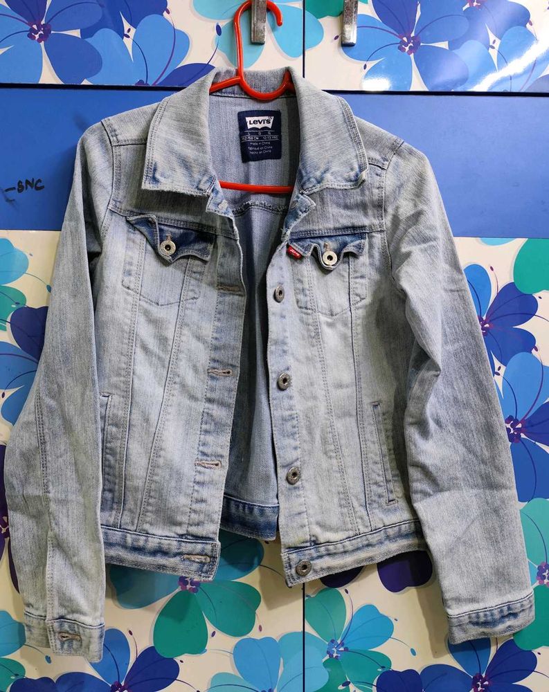Classic Levi’s Light Wash Denim Jacket