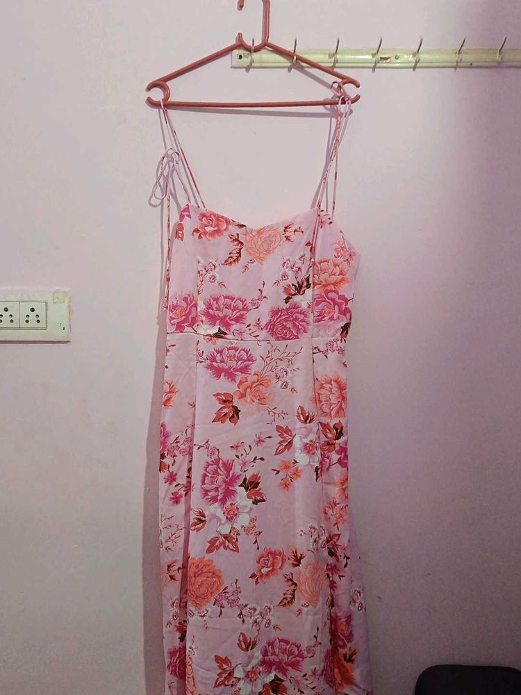This is a very pretty noodles sleeve slit dress