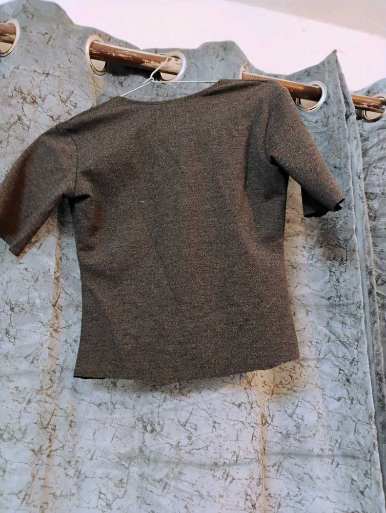 It&#39;s a never worn crop top. Bought it for 450.