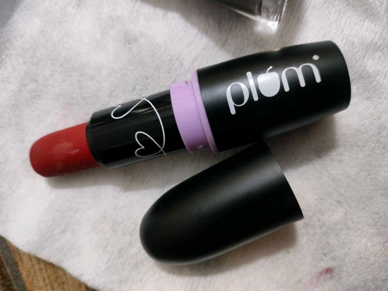 Plum Lipstick + 1 pearl stud earring free