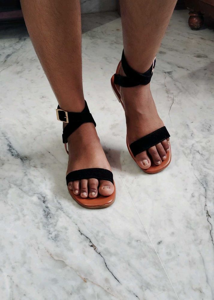 I am selling flate sandle
