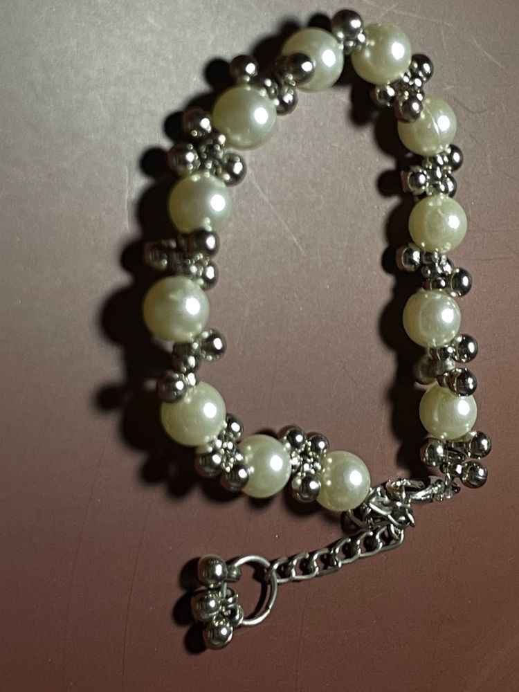 Pearl and metal bracelet with clasp