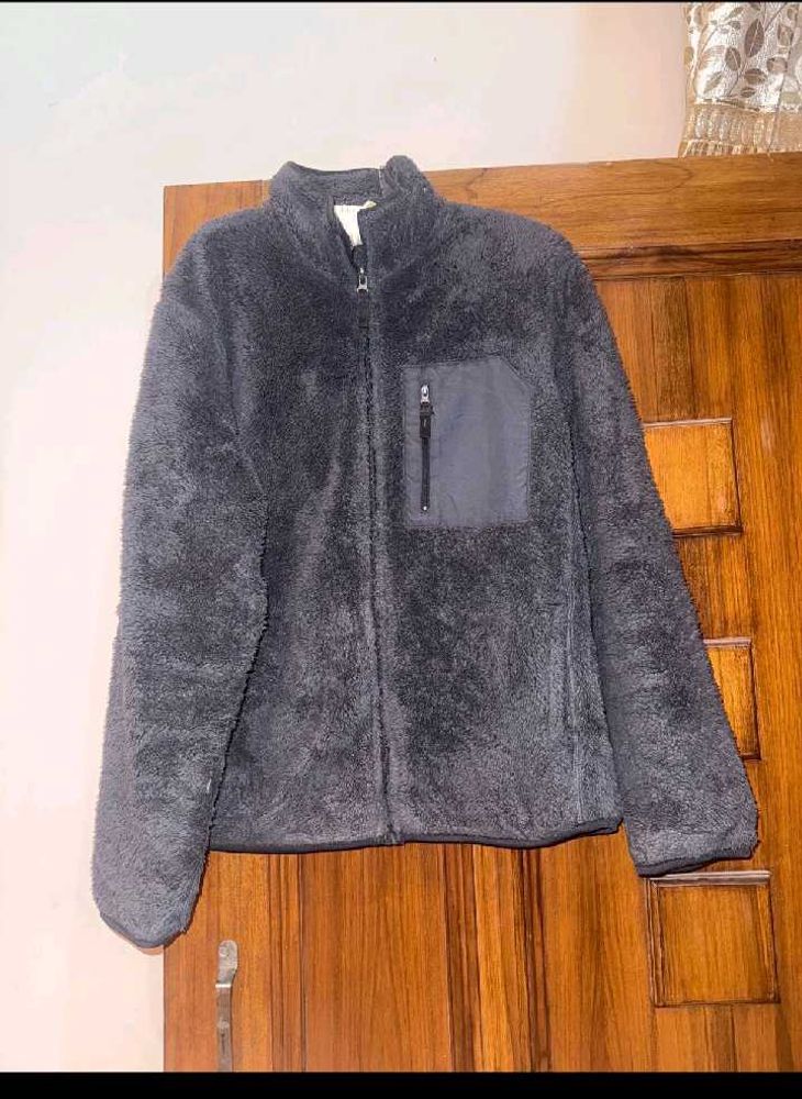 gray fleece jacket