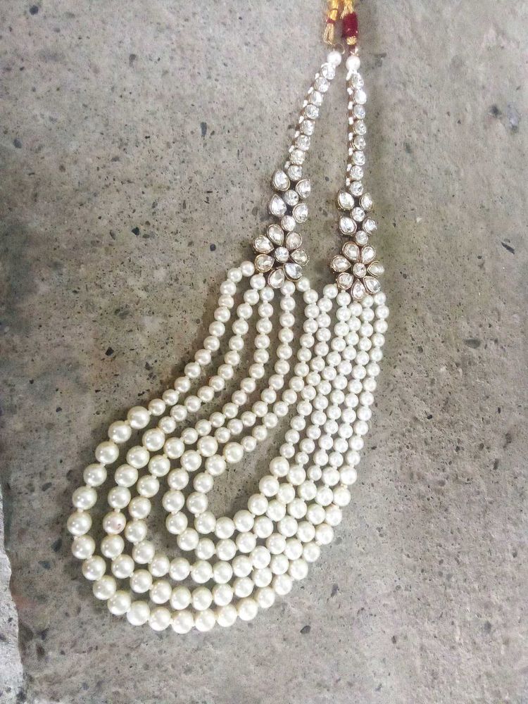 Elegant Pearl and Crystal Necklace