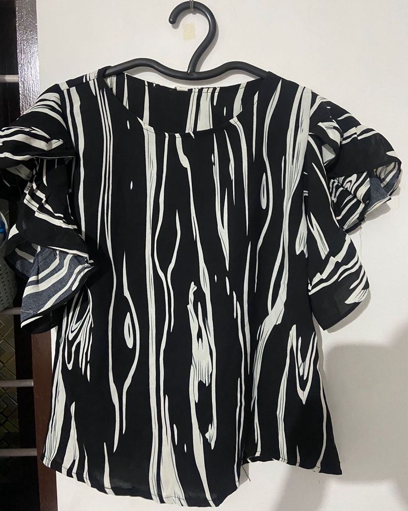 Black &amp; White Print Ruffle Sleeve Top