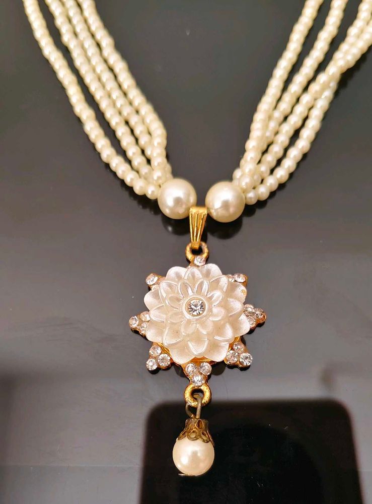 Elegant Pearl Flower Necklace