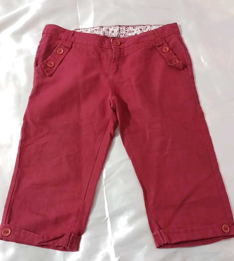 Trendy Red Button-Detail Capri Pants