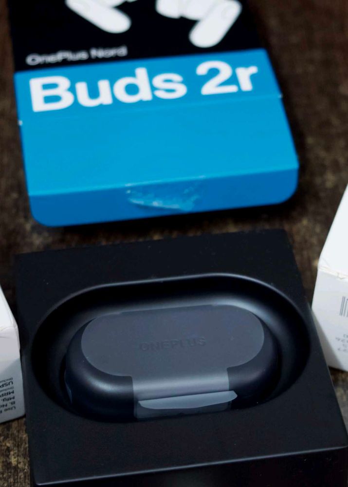 One Plus Nord 2R Earbuds (Case)