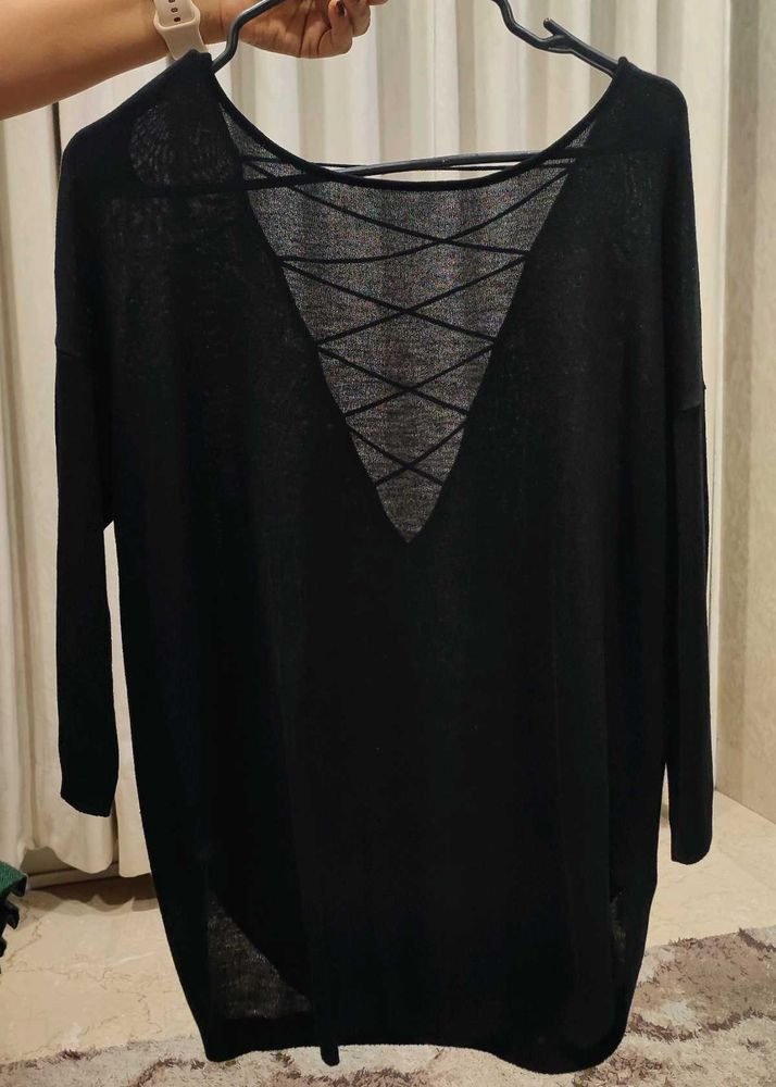 Oversize, trendy black top