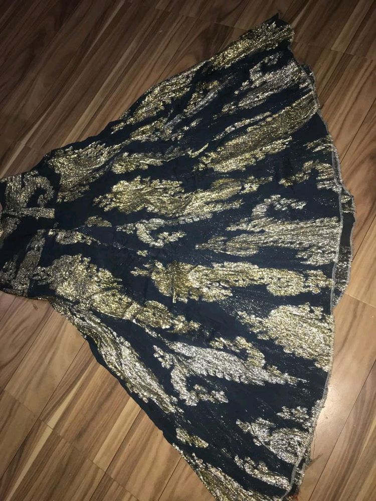 Long Skirt Very Dark Green 💚 Beautiful Colour Weast 32 Stachable Dark Green Skirt With Golden Design In Skirt