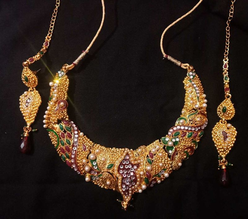 Gorgeous gold-Plated Indian jewelry set.