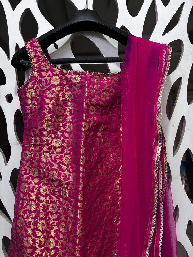 Inddus Women Pink And Gold Woven Kurta Set