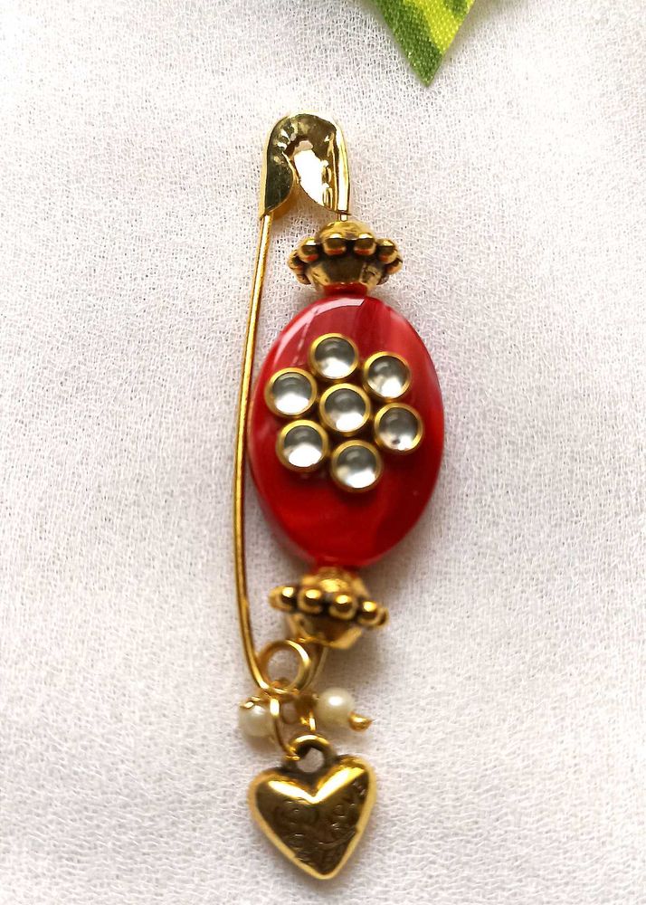 Red &amp; Gold Decorative Saree Pin