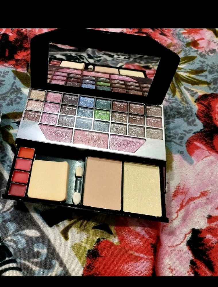 Women Eyeshadow Kit With Sealed Pack