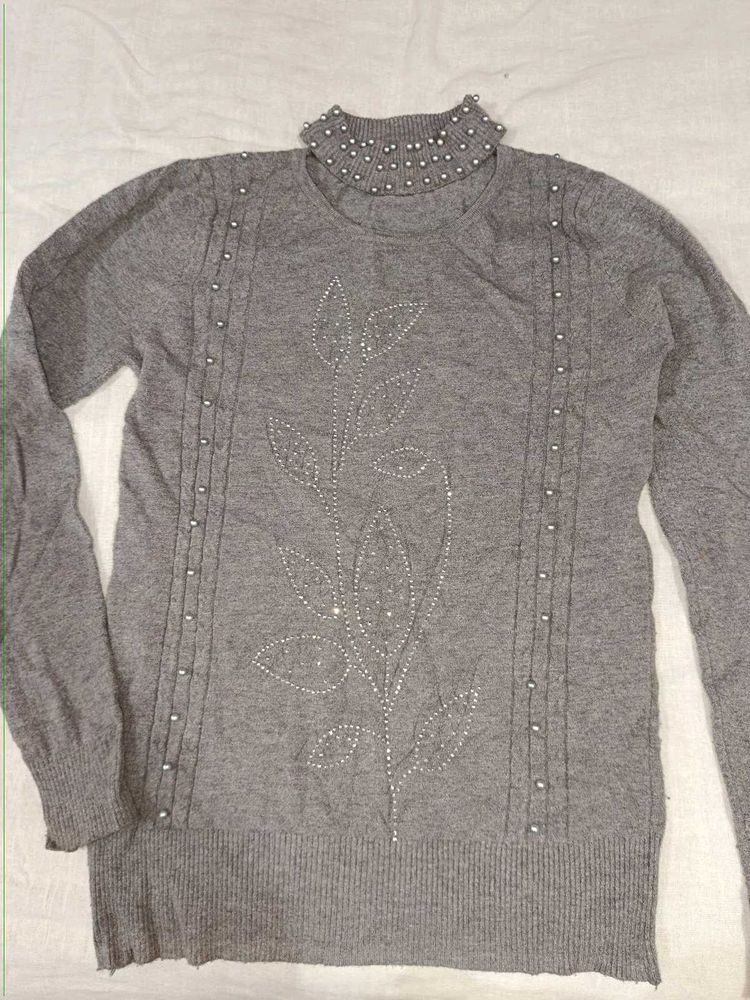 I am selling a turle neck grey colour winter top.