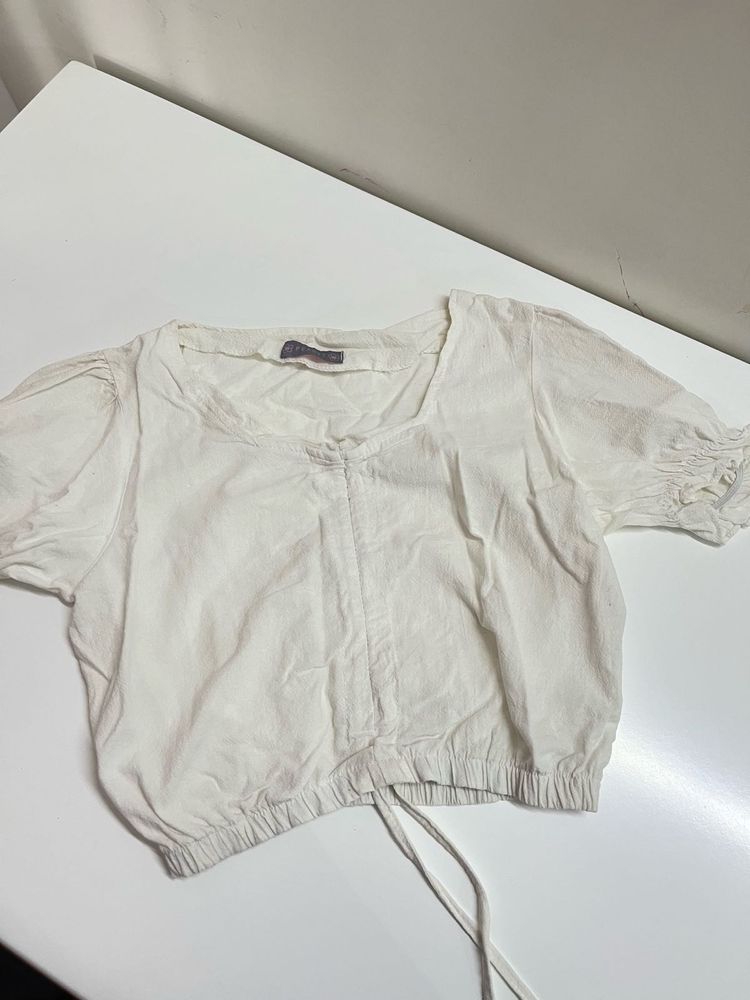 Vintage-Inspired White Cotton Puff Sleeve Crop Top