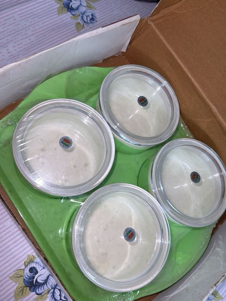 Airtight 4 bowls with lid +1 tray