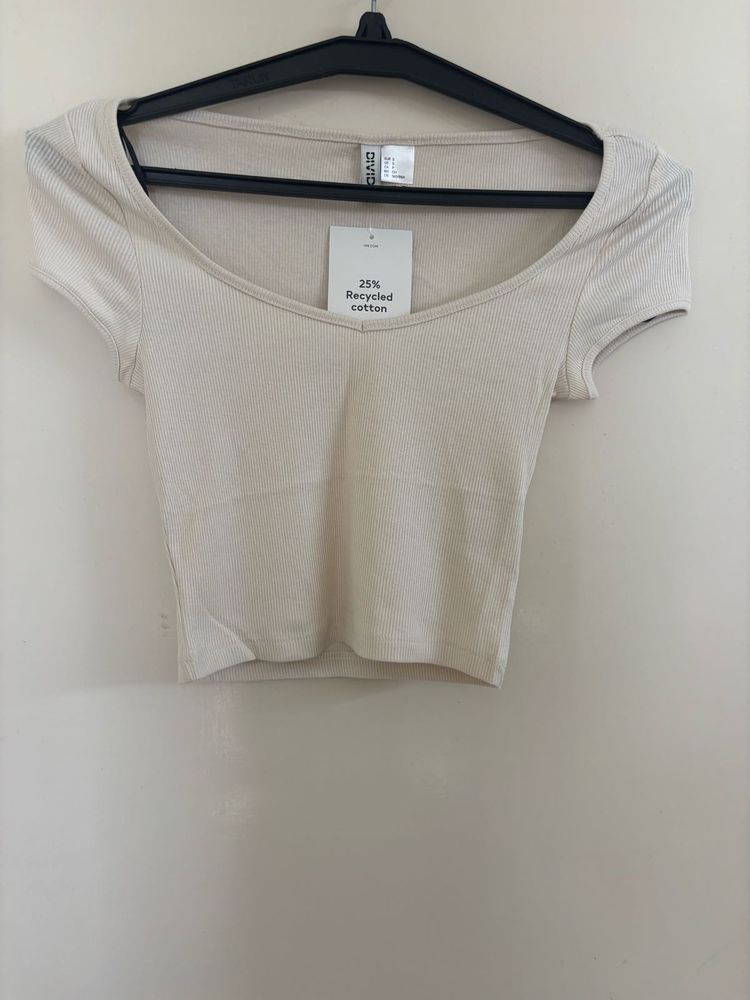 H&amp;M RIBBED SWEETHEART-NECK T-SHIRT
