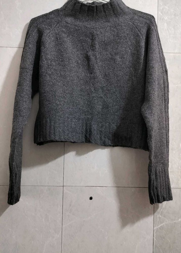 Crop Sweater In Grey Colour