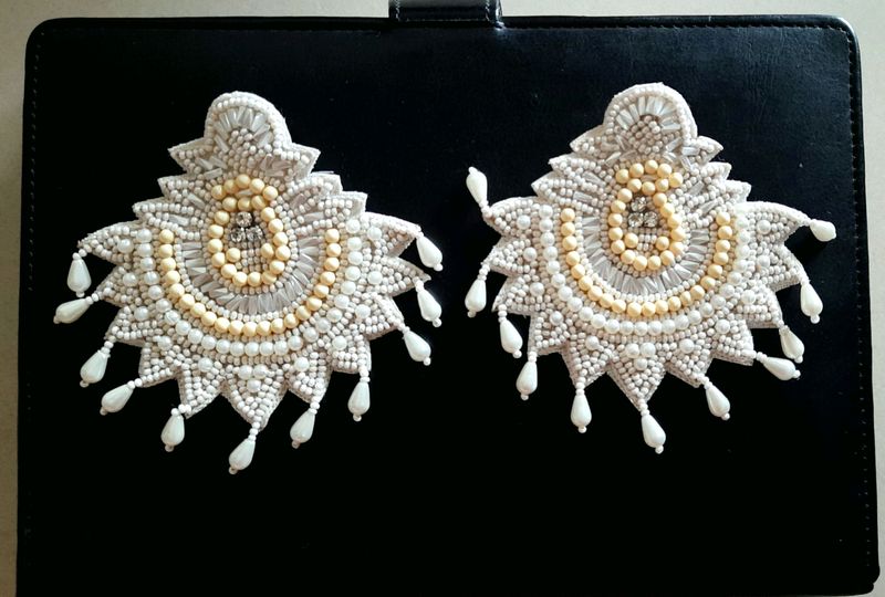 beautiful pearl earrings and pearl hair pins as freebie🥰